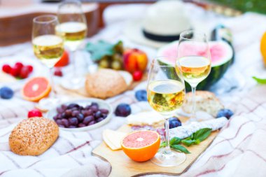 Yaz piknik sepeti İtalyan bahçede yeşil çimenlerin üzerinde. Yiyecek ve içecek konsepti. Arkadaşlar parti zamanı