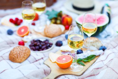 Yaz piknik sepeti İtalyan bahçede yeşil çimenlerin üzerinde. Yiyecek ve içecek konsepti. Arkadaşlar parti zamanı