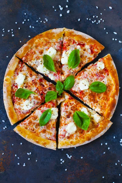 Pizza Calda Fatta Casa Con Pomodori Mozzarella Basilico Vista Dall — Foto Stock