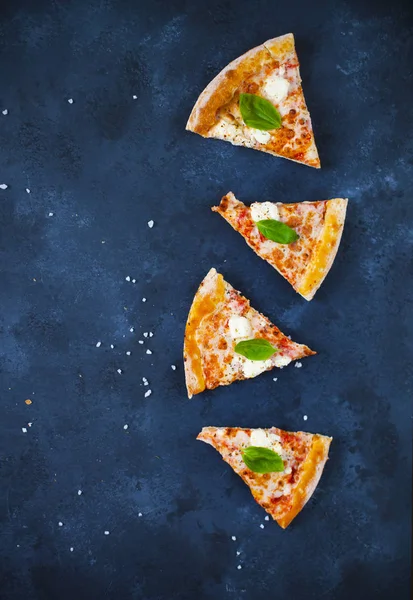 Pizza Calda Fatta Casa Con Pomodori Mozzarella Basilico Vista Dall — Foto Stock