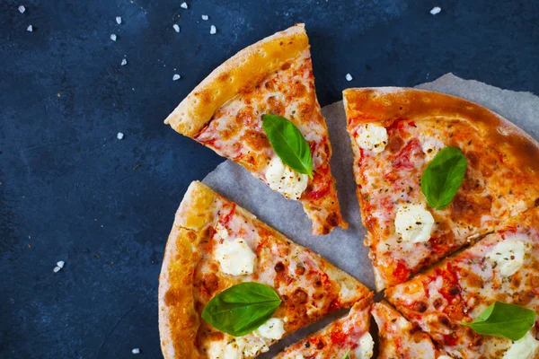 Hausgemachte Heiße Pizza Mit Tomaten Mozzarella Und Basilikum Draufsicht Mit — Stockfoto