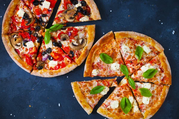 Yapımı Sıcak Pizza Domates Mozzarella Fesleğen Ile Karanlık Taş Tablo — Stok fotoğraf