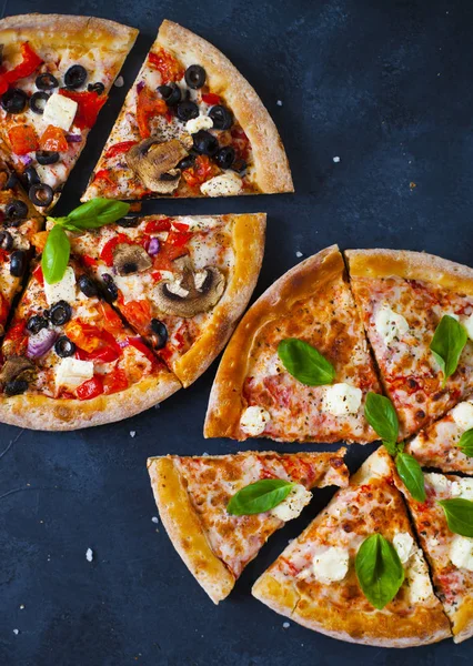 Pizza Panas Buatan Sendiri Dengan Tomat Mozzarella Dan Basil Tampilan — Stok Foto