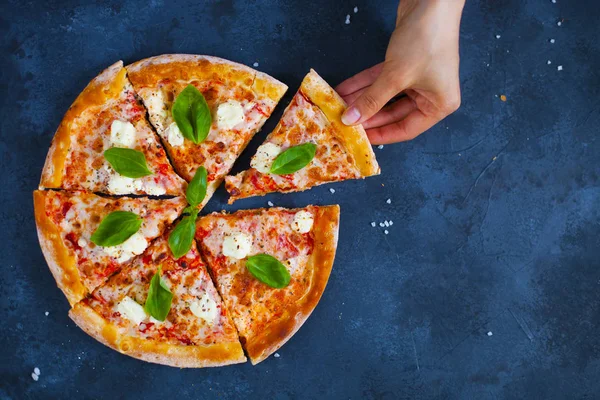 Hausgemachte Heiße Pizza Mit Tomaten Mozzarella Und Basilikum Draufsicht Mit — Stockfoto