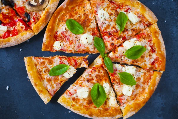 Pizza Calda Fatta Casa Con Pomodori Mozzarella Basilico Vista Dall — Foto Stock