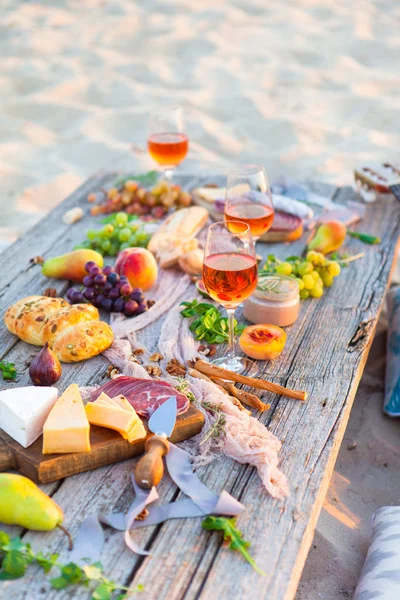 Picknick Strand Bei Sonnenuntergang Boho Stil Romantisches Abendessen Freunde Feiern — Stockfoto