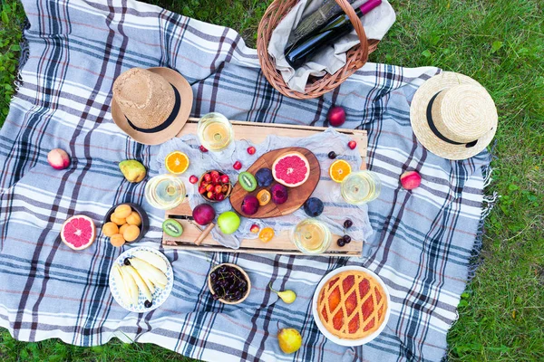 Piknik Tło Białego Wina Owoców Zielonej Trawie — Zdjęcie stockowe