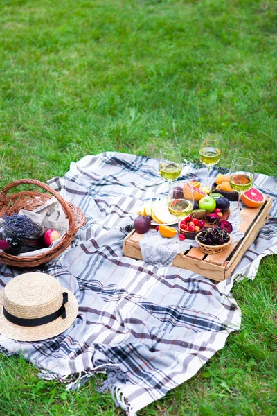 Piknik Tło Białego Wina Owoców Zielonej Trawie — Zdjęcie stockowe