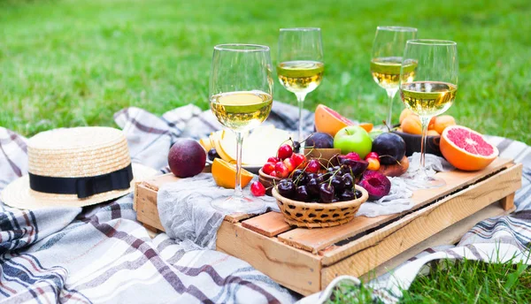 Picknick Hintergrund Mit Weißwein Und Sommerfrüchten Auf Grünem Gras — Stockfoto