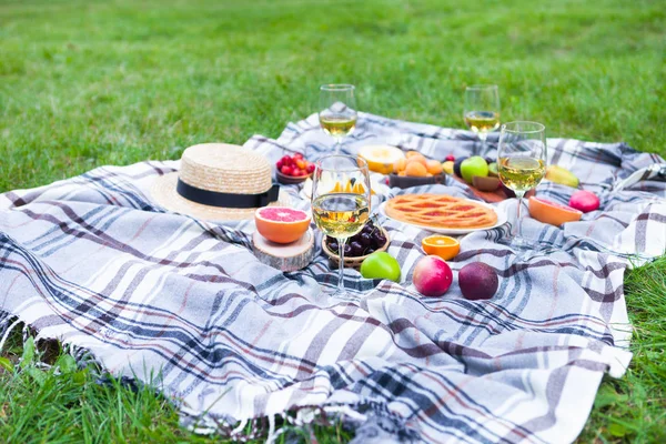 Fundo Piquenique Com Vinho Branco Frutas Verão Grama Verde — Fotografia de Stock