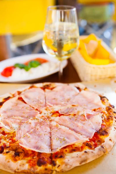 Włoskie Jedzenie Kolacja Pizza Pomidorów Prosciutto Mozzarella Szkło Białe Wino — Zdjęcie stockowe