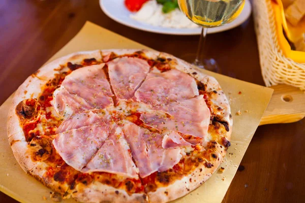 Włoskie Jedzenie Kolacja Pizza Pomidorów Prosciutto Mozzarella Szkło Białe Wino — Zdjęcie stockowe
