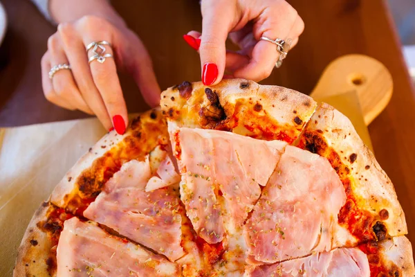 Włoskie Jedzenie Kolacja Kobieta Jedzenie Pizza Pomidor Prosciutto Mozzarellą Napój — Zdjęcie stockowe