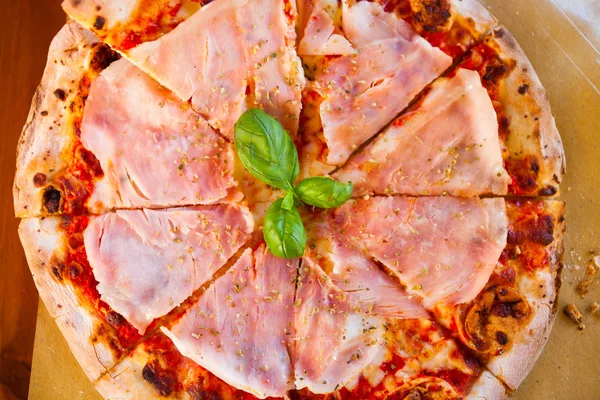 Włoskie Jedzenie Kolacja Pizza Pomidor Prosciutto Mozzarellą Szkło Białe Wino — Zdjęcie stockowe