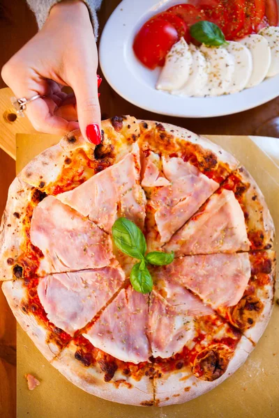 Włoskie Jedzenie Kolacja Kobieta Jedzenie Pizza Pomidor Prosciutto Mozzarellą Napój — Zdjęcie stockowe