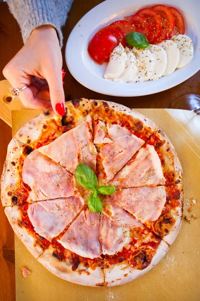 Włoskie Jedzenie Kolacja Kobieta Jedzenie Pizza Pomidor Prosciutto Mozzarellą Napój — Zdjęcie stockowe