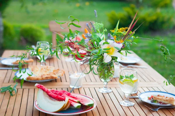 Family Outdoor Dinner Garden Summertime Sunset Picnic Food Drink Concept — Stock Photo, Image