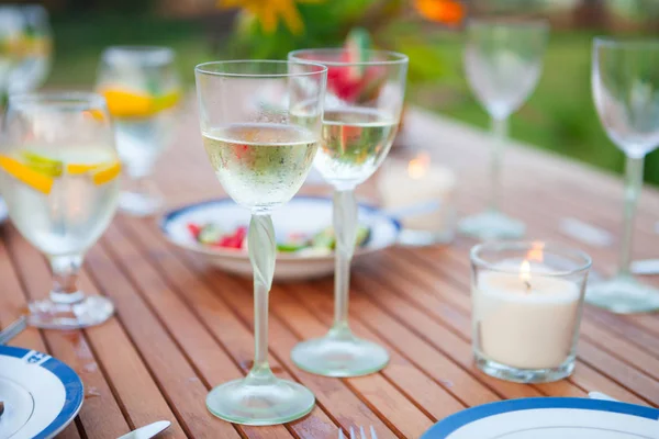 Δύο Ποτήρια Λευκό Κρασί Οικογενειακό Υπαίθριο Δείπνο Στον Κήπο Καλοκαίρι — Φωτογραφία Αρχείου