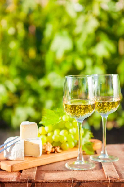 Two Glasses Wine Grapes Nuts Cheese Vineyard Dinner Lunch Romantic — Stock Photo, Image