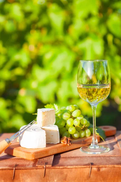 Glass Wine Grapes Nuts Cheese Vineyard Dinner Lunch Romantic Date — Stock Photo, Image