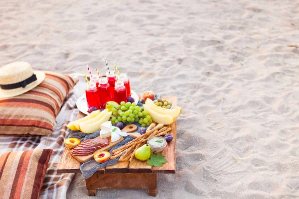 Piknik Plaży Zachodzie Słońca Stylu Boho Koncepcja Zewnątrz Wieczorem Zdrowy — Zdjęcie stockowe