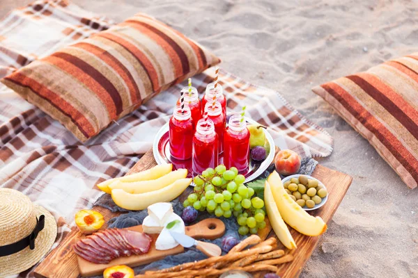 Piknik Plaży Zachodzie Słońca Stylu Boho Koncepcja Zewnątrz Wieczorem Zdrowy — Zdjęcie stockowe
