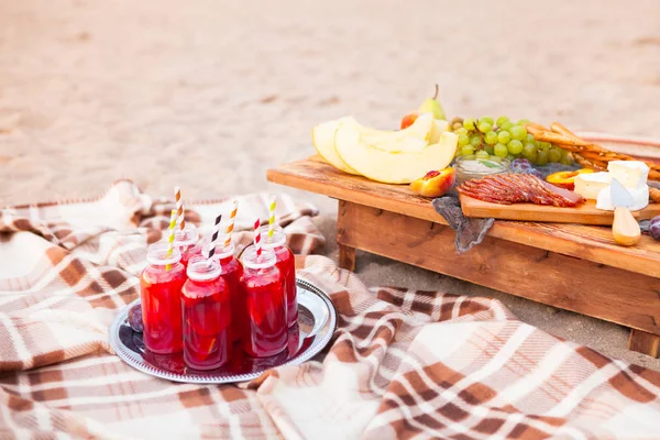 Boho Tarzında Gün Batımında Sahilde Piknik Açık Havada Akşam Meyve — Stok fotoğraf