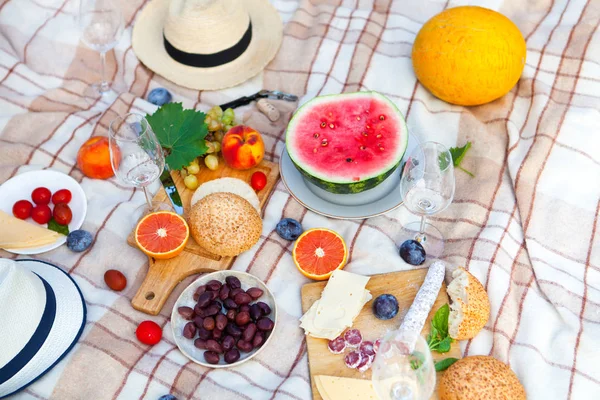 Keranjang Piknik Musim Panas Rumput Hijau Taman Italia Konsep Makanan — Stok Foto