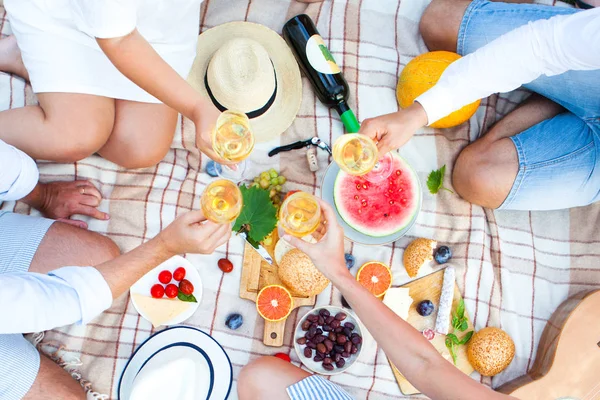 Yaz piknik sepeti İtalyan bahçede yeşil çimenlerin üzerinde. Yiyecek ve içecek konsepti. Arkadaşlar parti zamanı