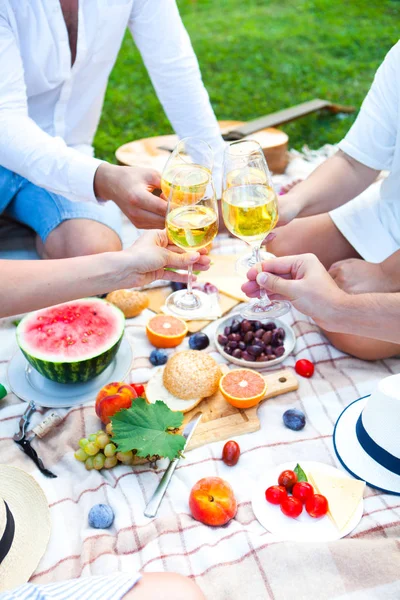 Yaz piknik sepeti İtalyan bahçede yeşil çimenlerin üzerinde. Yiyecek ve içecek konsepti. Arkadaşlar parti zamanı