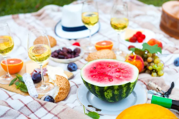 Sommerpicknickkorb Auf Dem Grünen Rasen Italienischen Garten Essen Und Trinken — Stockfoto