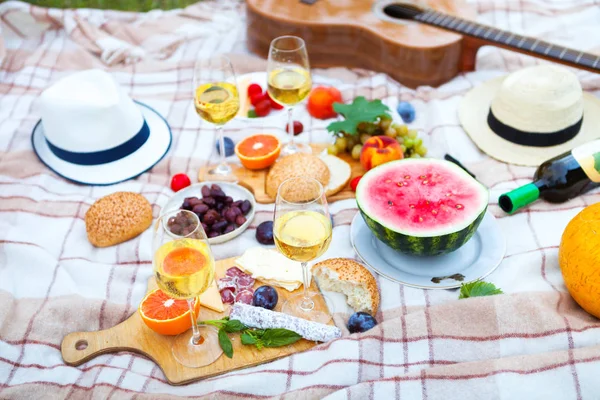 Yaz piknik sepeti İtalyan bahçede yeşil çimenlerin üzerinde. Yiyecek ve içecek konsepti. Arkadaşlar parti zamanı