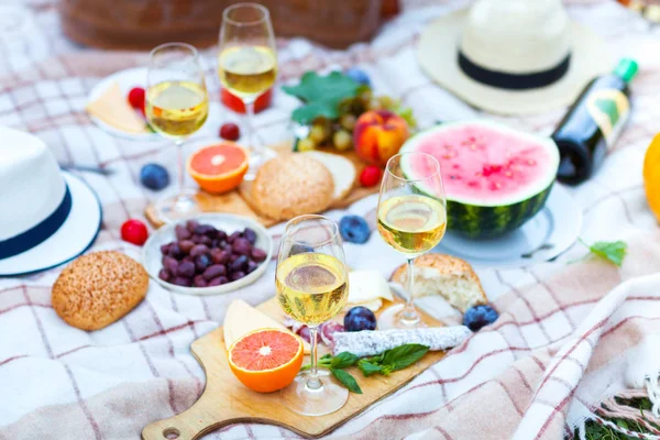 Sommerpicknickkorb Auf Dem Grünen Rasen Italienischen Garten Essen Und Trinken — Stockfoto