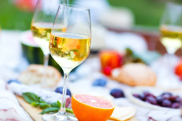 Sommerpicknickkorb Auf Dem Grünen Rasen Italienischen Garten Essen Und Trinken — Stockfoto