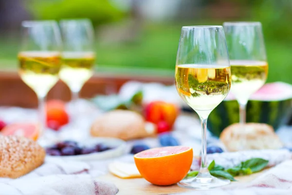 Sommerpicknickkorb Auf Dem Grünen Rasen Italienischen Garten Essen Und Trinken — Stockfoto