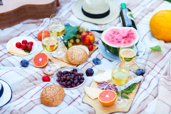 Kosz Piknikowy Lato Trawie Zielonej Ogrodzie Włoskim Koncepcja Jedzenia Picia — Zdjęcie stockowe