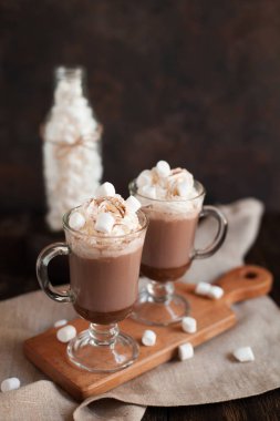 İki bardak kakao, kahve Lokum ve merinose yün üzerinden rahat kareli koyu ahşap zemin üzerine ev yapımı kurabiye ile. Kış, yeni yıl, yılbaşı natürmort.