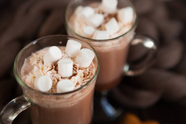 İki bardak kakao, kahve Lokum ve merinose yün üzerinden rahat kareli koyu ahşap zemin üzerine ev yapımı kurabiye ile. Kış, yeni yıl, yılbaşı natürmort.