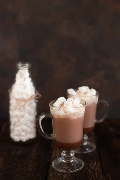 Dois Copos Com Chocolate Quente Decorado Com Chantilly Marsmallow Cacau — Fotografia de Stock