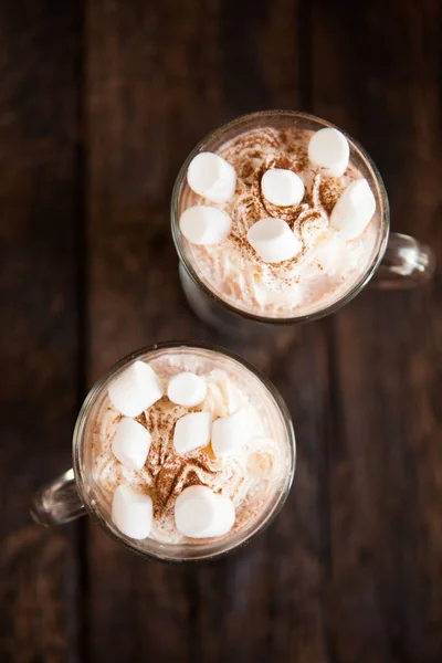 Deux Verres Chocolat Chaud Garnis Crème Fouettée Guimauve Cacao Poudre — Photo