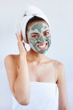 Terapötik mavi çamur maskeli genç ve güzel bir kadın. Spa tedavisi, kişisel bakım ve sağlıklı cilt. Boşluğu kopyala, beyaz arkaplan