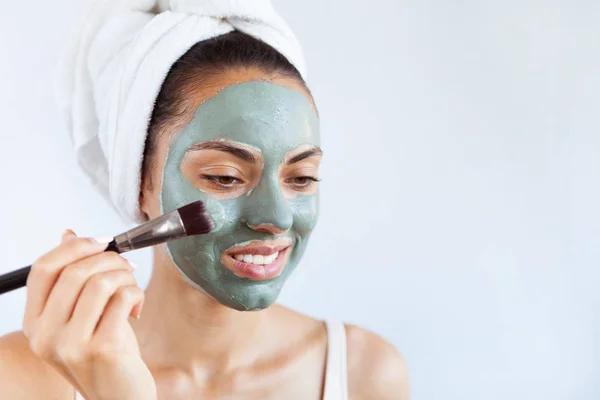 Joven Hermosa Mujer Máscara Facial Barro Azul Terapéutico Tratamiento Spa —  Fotos de Stock
