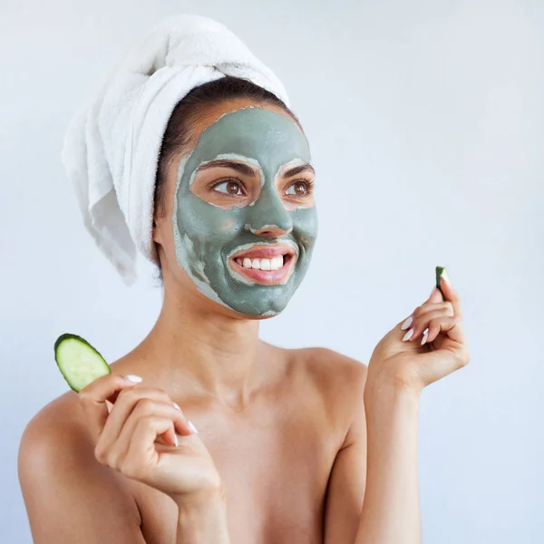 Joven Hermosa Mujer Máscara Facial Barro Azul Terapéutico Tratamiento Spa — Foto de Stock