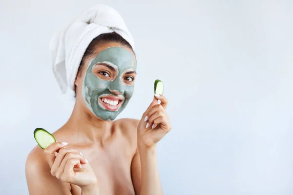 Mulher Bonita Nova Máscara Cara Lama Azul Terapêutica Tratamento Spa — Fotografia de Stock