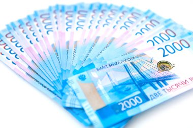 Rus para banknot para birimi Rublesi beyaz izole arka planda. nominal değeri iki bin. Yeni bilet banka Rusya. Yakın çekim. Zengin kavramı