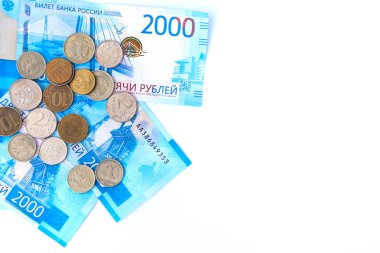 Rus para banknot para birimi Rublesi beyaz izole arka planda. nominal değeri iki bin. Yeni bilet banka Rusya. Yakın çekim. Zengin kavramı