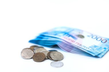 Rus para banknot para birimi Rublesi beyaz izole arka planda. nominal değeri iki bin. Yeni bilet banka Rusya. Yakın çekim. Zengin kavramı
