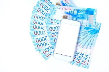 Para Rus banknot para birimi roubleand ve cep telefonu arka plan. nominal değeri iki bin. Yeni bilet banka Rusya. Yakın çekim. Zengin kavramı