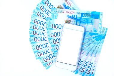 Para Rus banknot para birimi roubleand ve cep telefonu arka plan. nominal değeri iki bin. Yeni bilet banka Rusya. Yakın çekim. Zengin kavramı