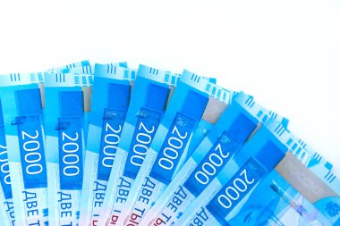 Rus para banknot para birimi Rublesi beyaz izole arka planda. nominal değeri iki bin. Yeni bilet banka Rusya. Yakın çekim. Zengin kavramı